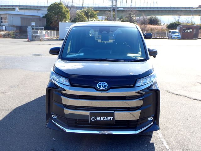 TOYOTA NOAH HYBRID 2024