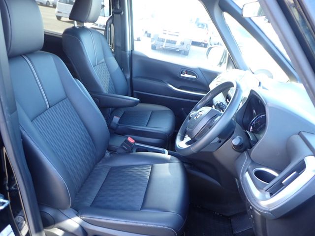 TOYOTA NOAH HYBRID 2024