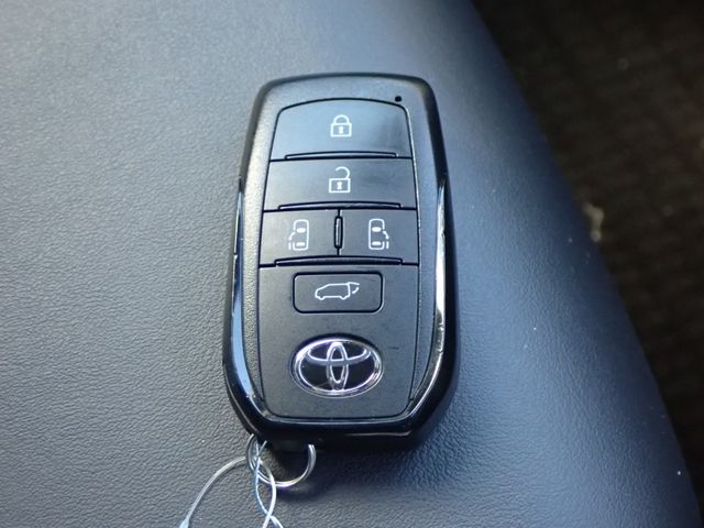 TOYOTA NOAH HYBRID 2024