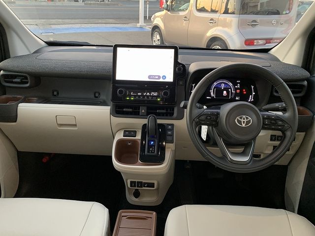 TOYOTA SIENTA HYBRID 2024