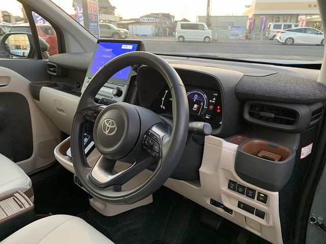 TOYOTA SIENTA HYBRID 2024