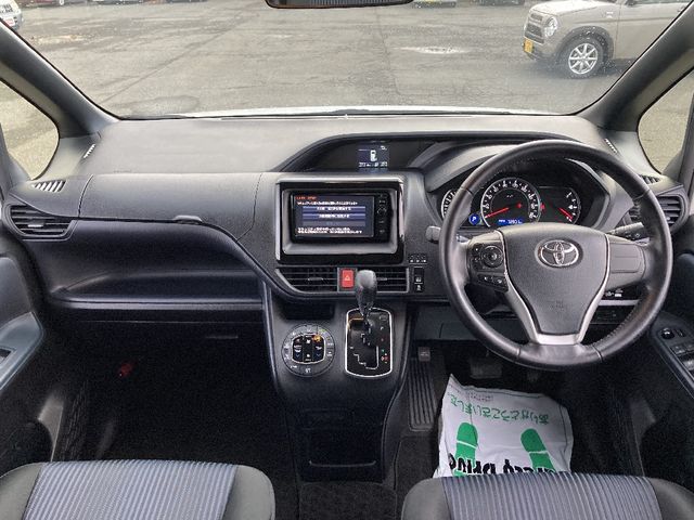 TOYOTA NOAH 4WD 2015