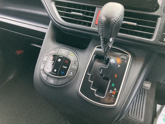 TOYOTA NOAH 4WD 2015