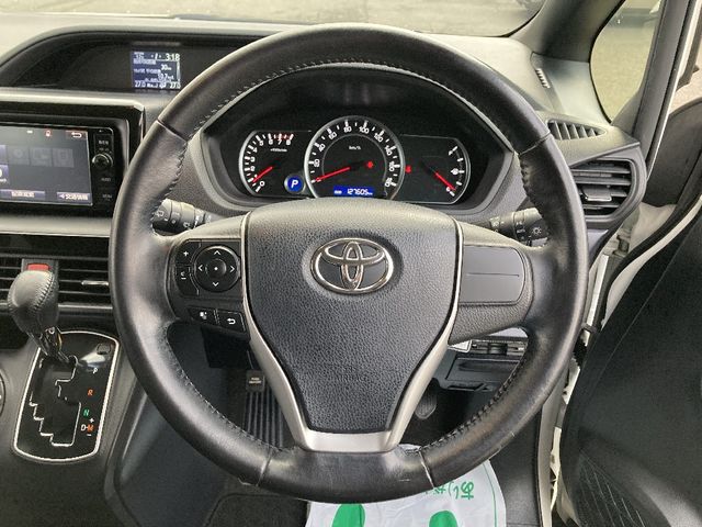 TOYOTA NOAH 4WD 2015
