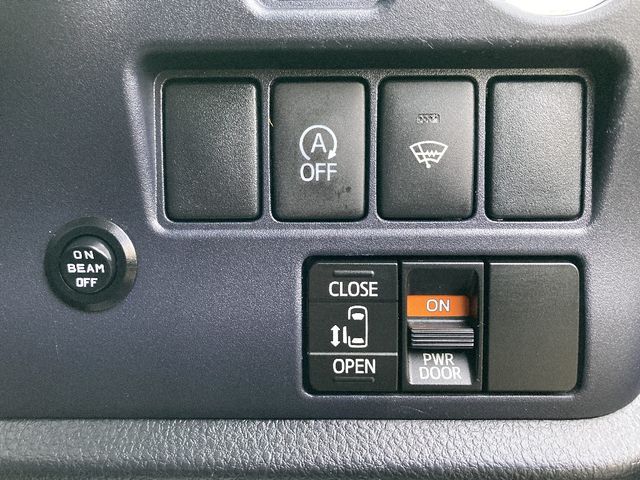 TOYOTA NOAH 4WD 2015