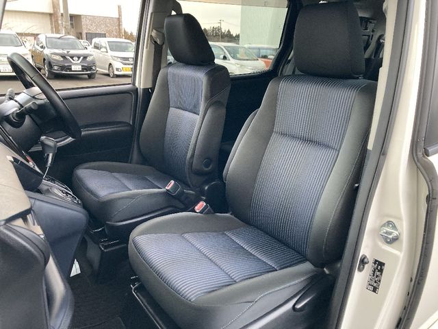 TOYOTA NOAH 4WD 2015