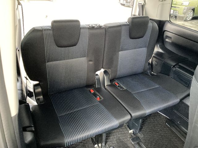 TOYOTA NOAH 4WD 2015