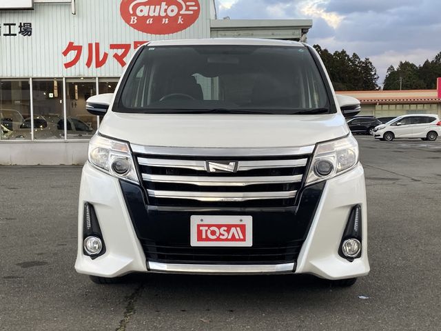 TOYOTA NOAH 4WD 2015