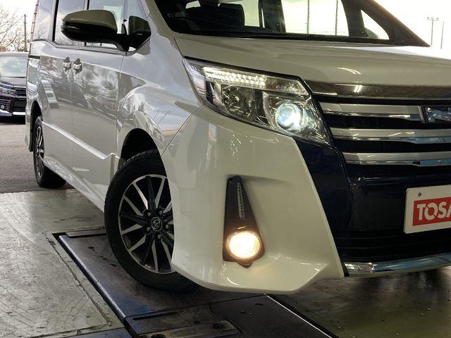 TOYOTA NOAH 4WD 2015