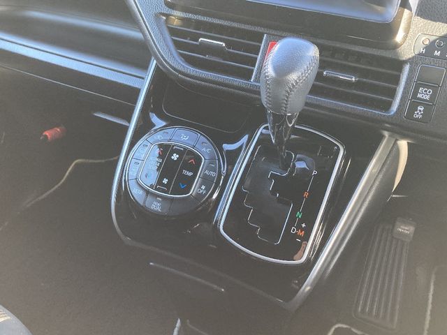 TOYOTA VOXY 4WD 2018