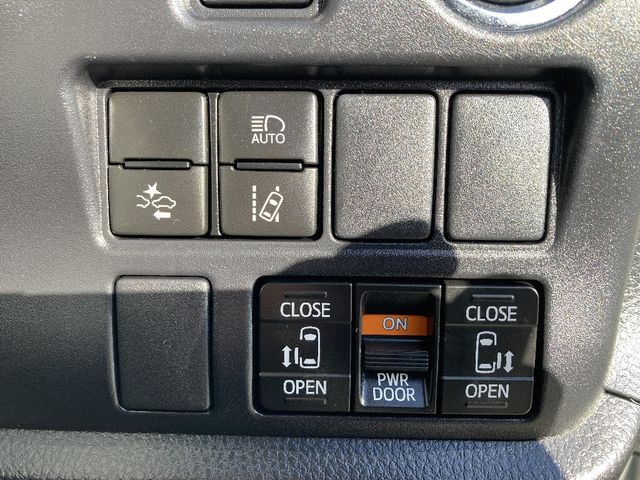 TOYOTA VOXY 4WD 2018