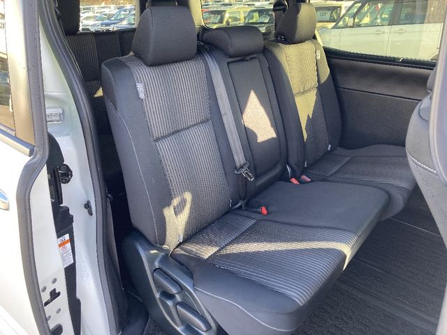 TOYOTA VOXY 4WD 2018