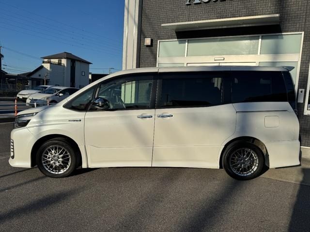 TOYOTA VOXY HYBRID 2016