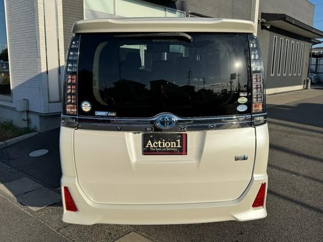 TOYOTA VOXY HYBRID 2016