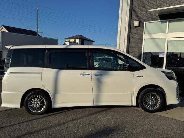 TOYOTA VOXY HYBRID 2016