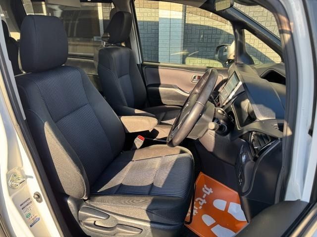 TOYOTA VOXY HYBRID 2016