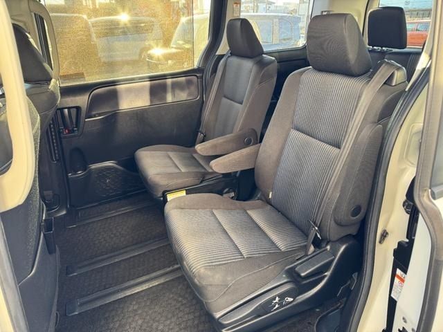 TOYOTA VOXY HYBRID 2016