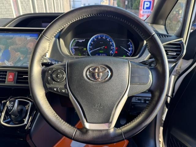 TOYOTA VOXY HYBRID 2016