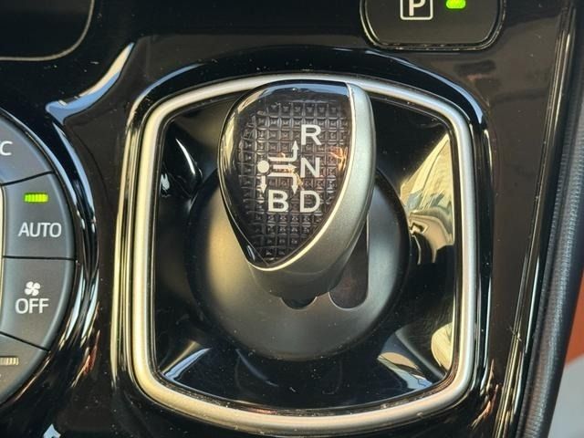 TOYOTA VOXY HYBRID 2016