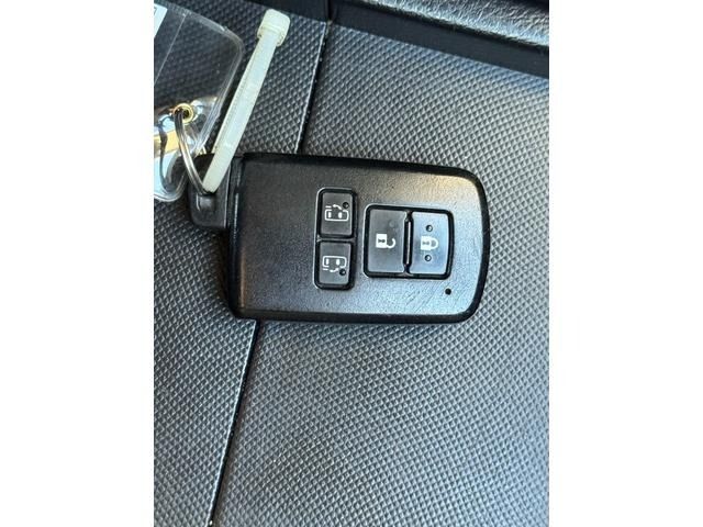 TOYOTA VOXY HYBRID 2016