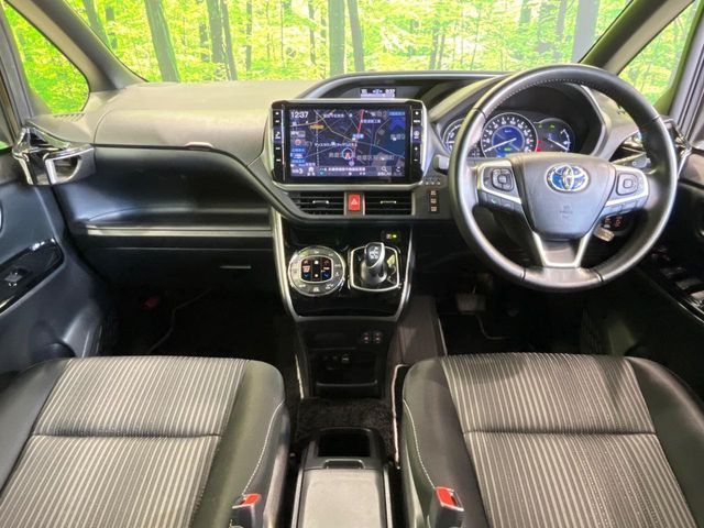 TOYOTA VOXY HYBRID 2020