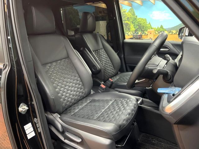 TOYOTA VOXY HYBRID 2023