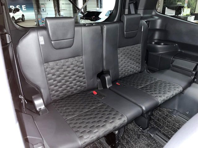 TOYOTA VOXY HYBRID 2023