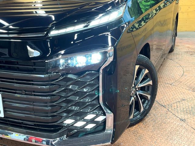 TOYOTA VOXY HYBRID 2023