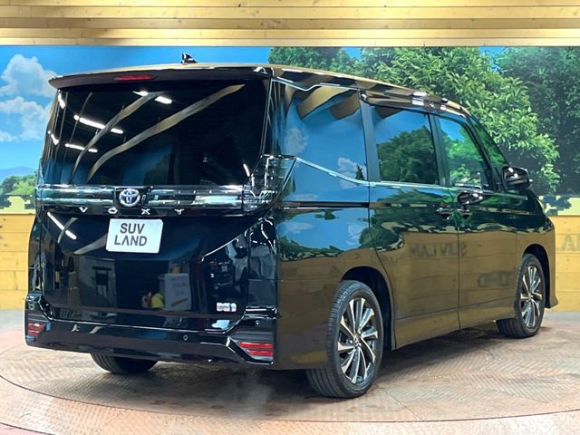 TOYOTA VOXY HYBRID 2023