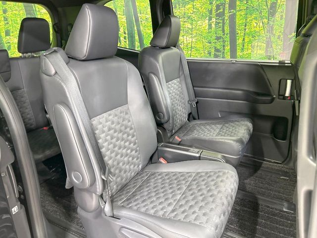 TOYOTA VOXY HYBRID 2022