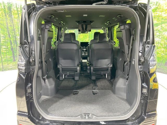 TOYOTA VOXY HYBRID 2022