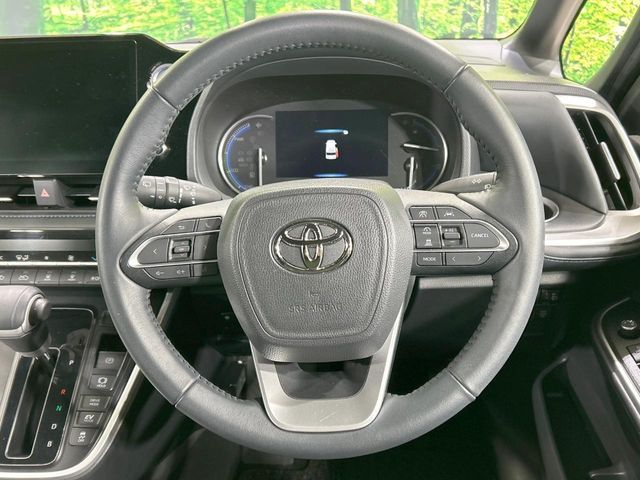 TOYOTA VOXY HYBRID 2022