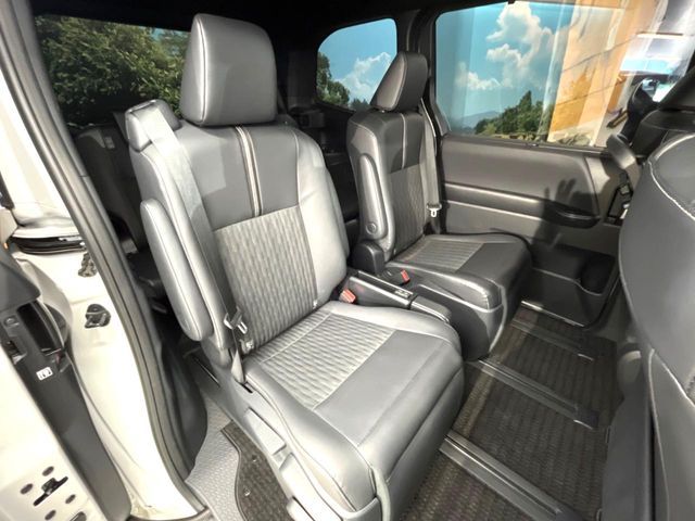 TOYOTA NOAH HYBRID 2024