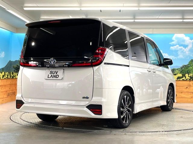 TOYOTA NOAH HYBRID 2024