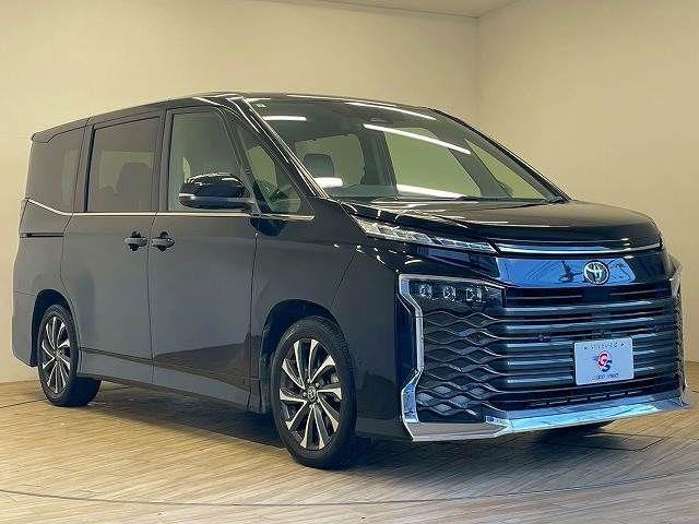 TOYOTA VOXY 2023