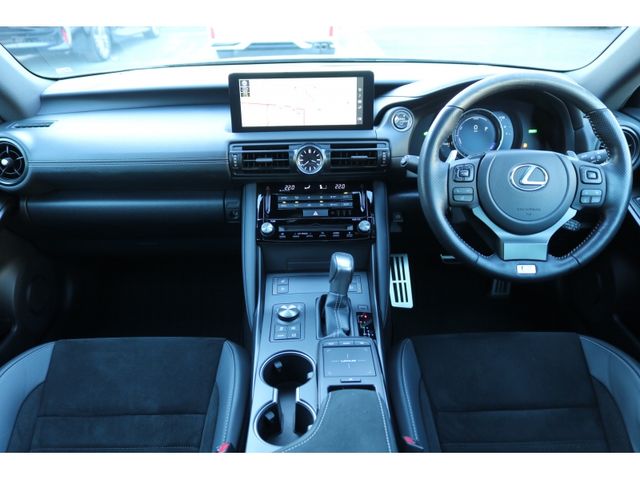 TOYOTA LEXUS IS300h 2023