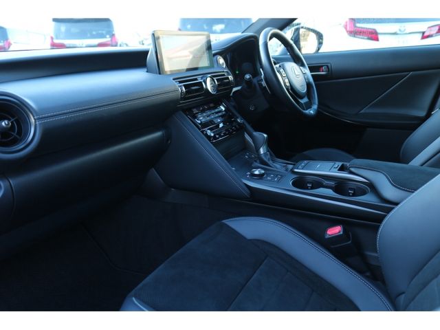 TOYOTA LEXUS IS300h 2023