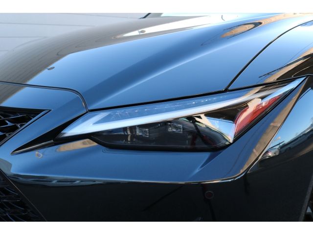 TOYOTA LEXUS IS300h 2023