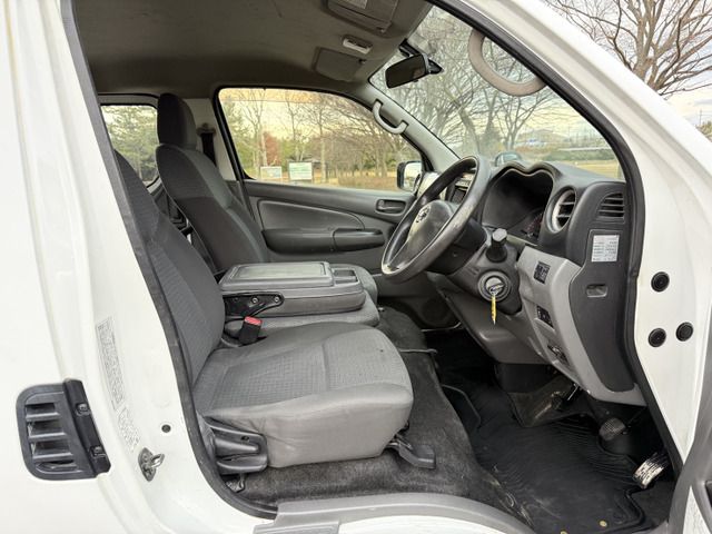 NISSAN NV350 CARAVAN 4WD 2015