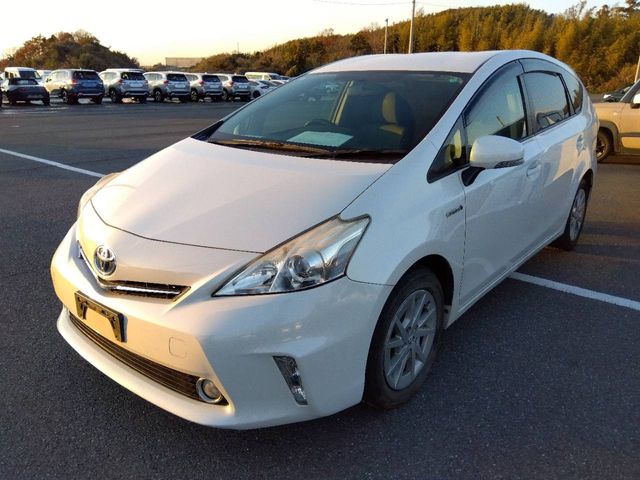 TOYOTA PRIUS Alpha 2011