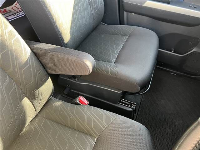 TOYOTA ROOMY 2019