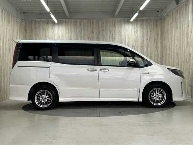 TOYOTA NOAH HYBRID 2019