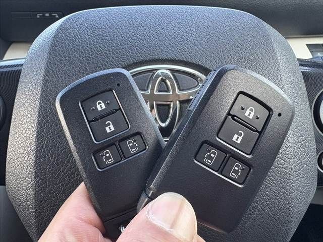 TOYOTA SIENTA HYBRID 2016