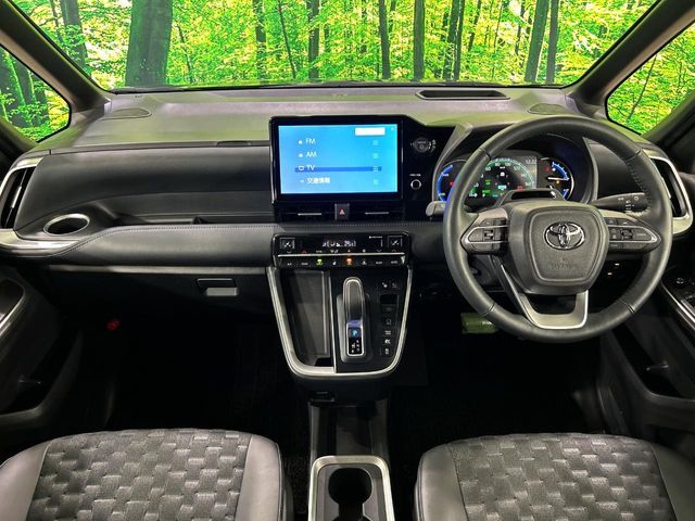 TOYOTA VOXY HYBRID 2024