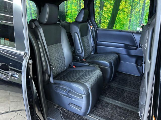 TOYOTA VOXY HYBRID 2024