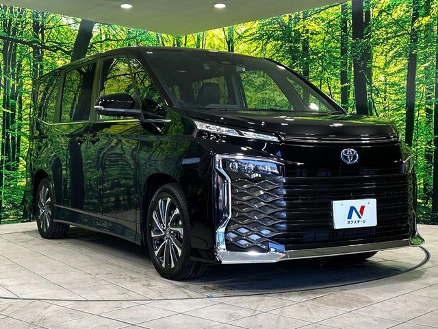 TOYOTA VOXY HYBRID 2024