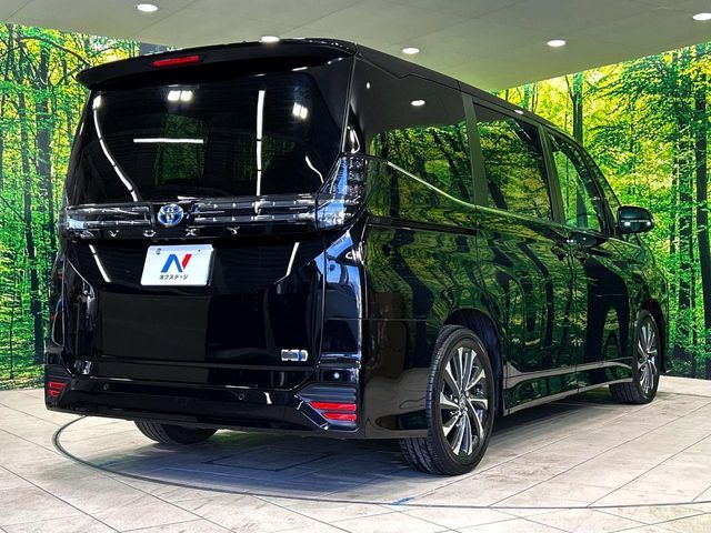 TOYOTA VOXY HYBRID 2024