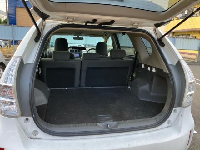 TOYOTA PRIUS Alpha 2012