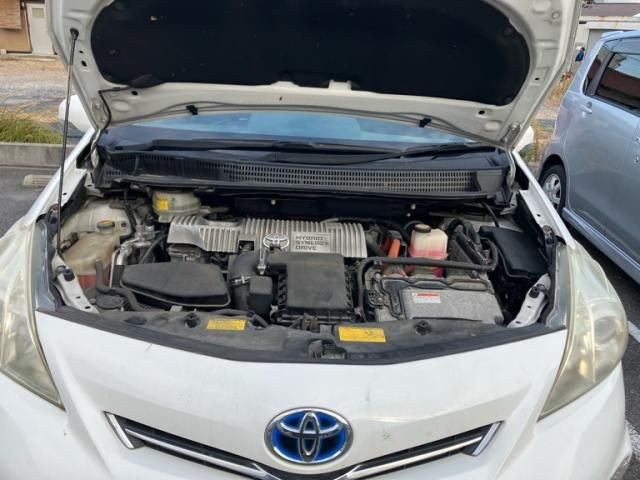 TOYOTA PRIUS Alpha 2012