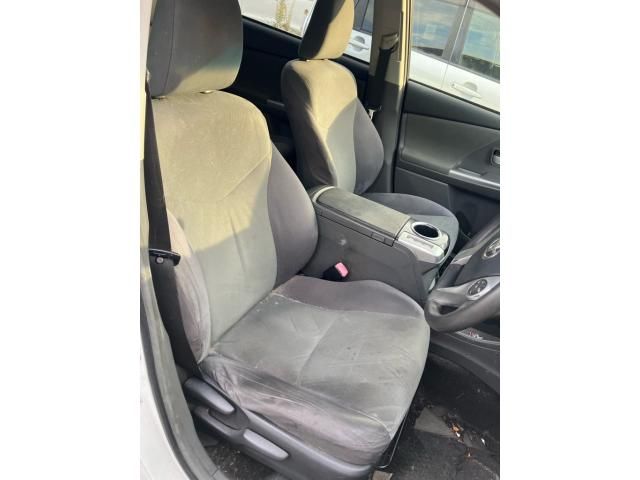 TOYOTA PRIUS Alpha 2012